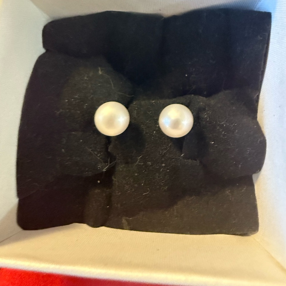Elegant fresh water Pearl Stud Earrings in Sterling Silver